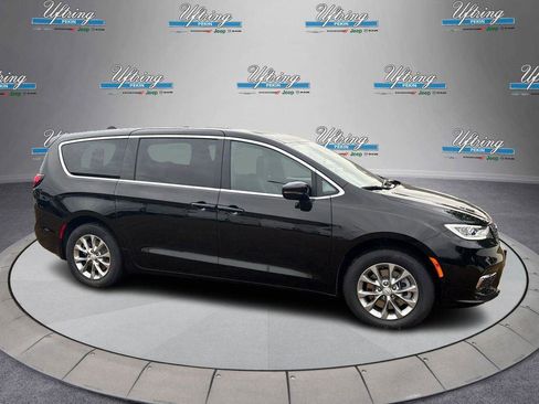 New 2026 Chrysler Pacifica Select image 2