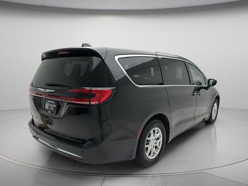 Used 2025 Chrysler Pacifica Select FWD image 5