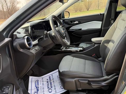 Used 2025 Chevrolet Trax LT w/ LT Convenience Package FWD image 7