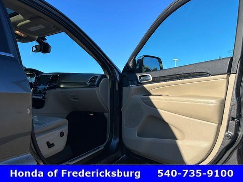 Used 2020 Jeep Grand Cherokee Limited w/ Luxury Group II image 34