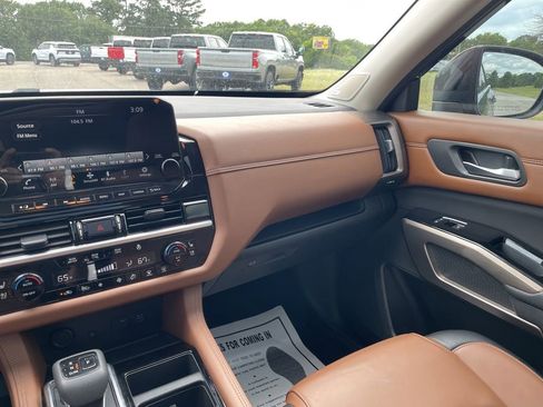 Used 2024 Nissan Pathfinder Platinum FWD image 25