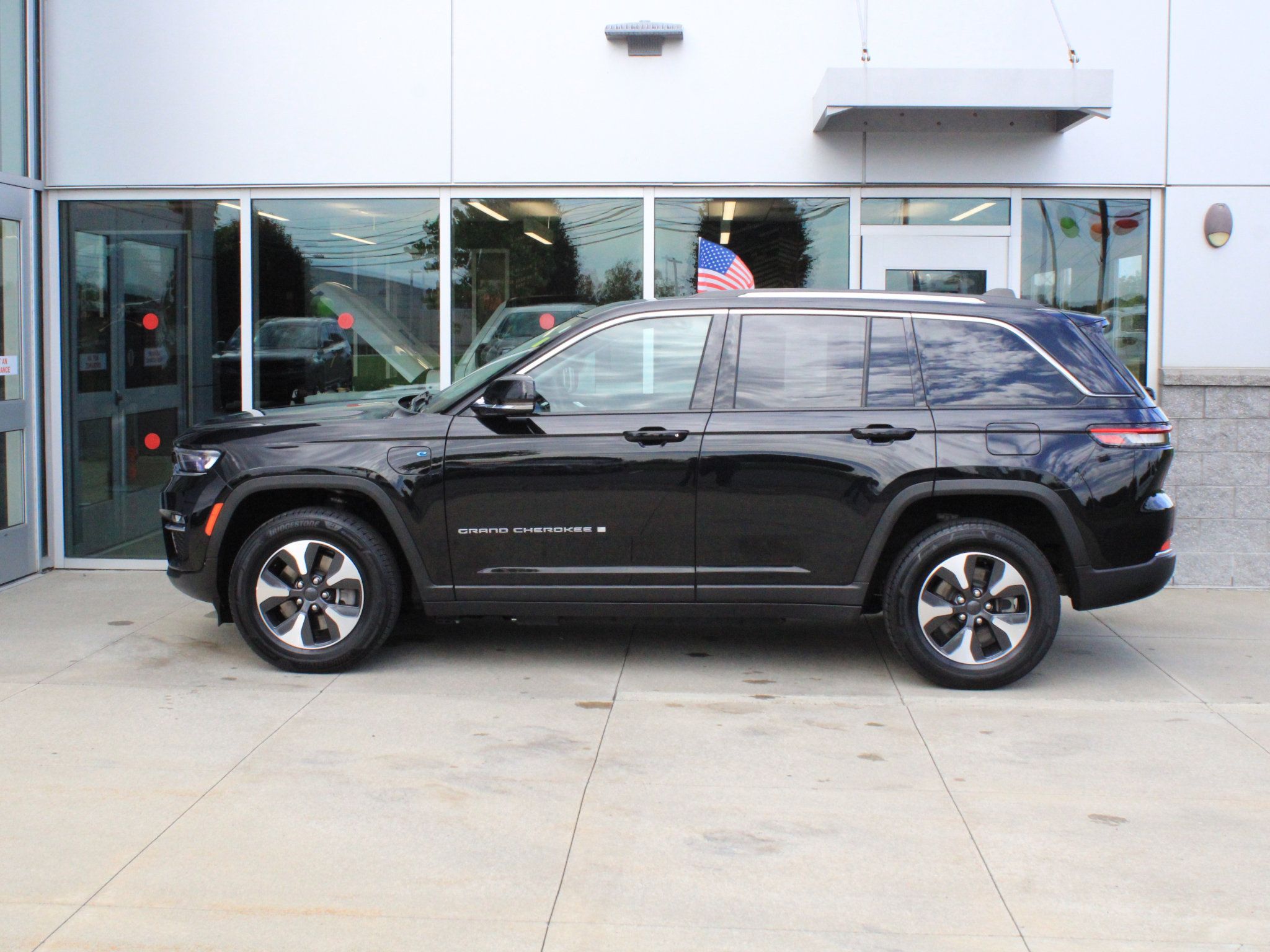 Used 2023 Jeep Grand Cherokee 4WD 4xe image 5
