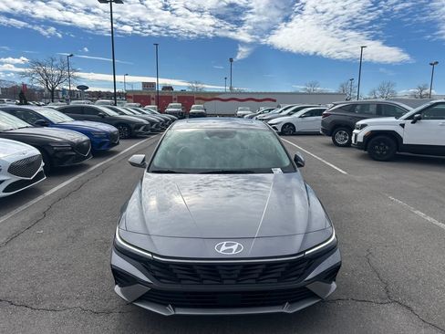 Used 2025 Hyundai Elantra Limited image 2