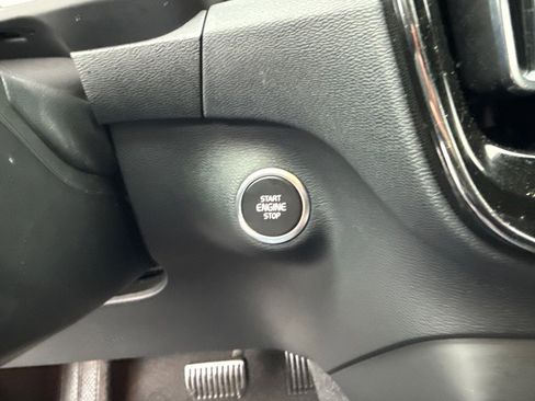 Used 2023 Volvo XC40 B5 Core image 25