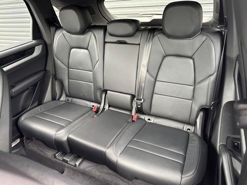 Used 2024 Porsche Cayenne AWD/4WD image 31