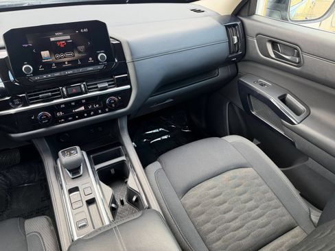 Used 2025 Nissan Pathfinder SV FWD image 38