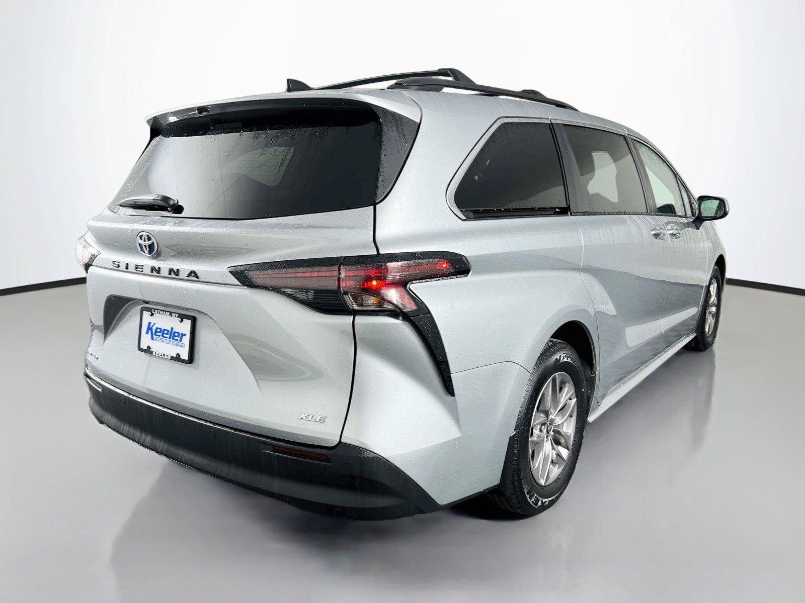 Used 2025 Toyota Sienna XLE w/ XLE Plus Package AWD/4WD image 6