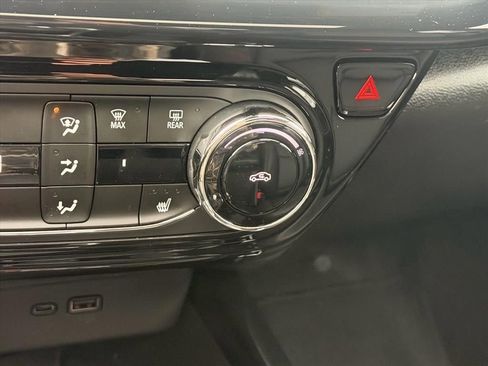 Used 2025 Chevrolet Trax RS w/ Sunroof Package image 24