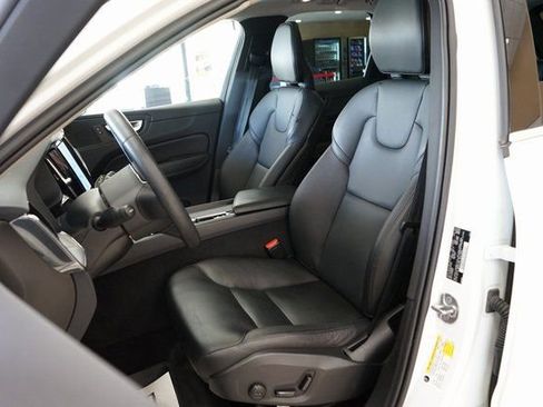 Used 2023 Volvo XC60 B5 Core image 2