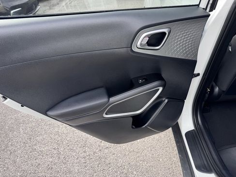 Used 2025 Kia Soul LX image 12