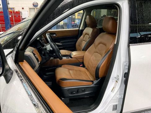 Used 2025 Nissan Pathfinder Platinum AWD/4WD image 10