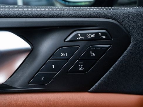 Used 2022 BMW X7 M50i image 21