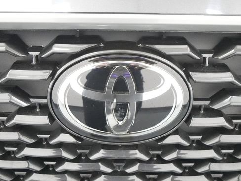 Used 2022 Toyota Corolla Cross XLE w/ Convenience Package AWD/4WD image 12