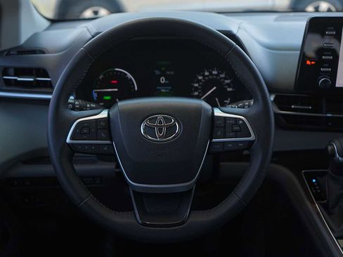 Used 2023 Toyota Sienna XLE FWD image 16
