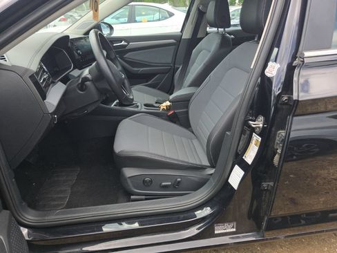 Used 2025 Volkswagen Jetta SE FWD image 3