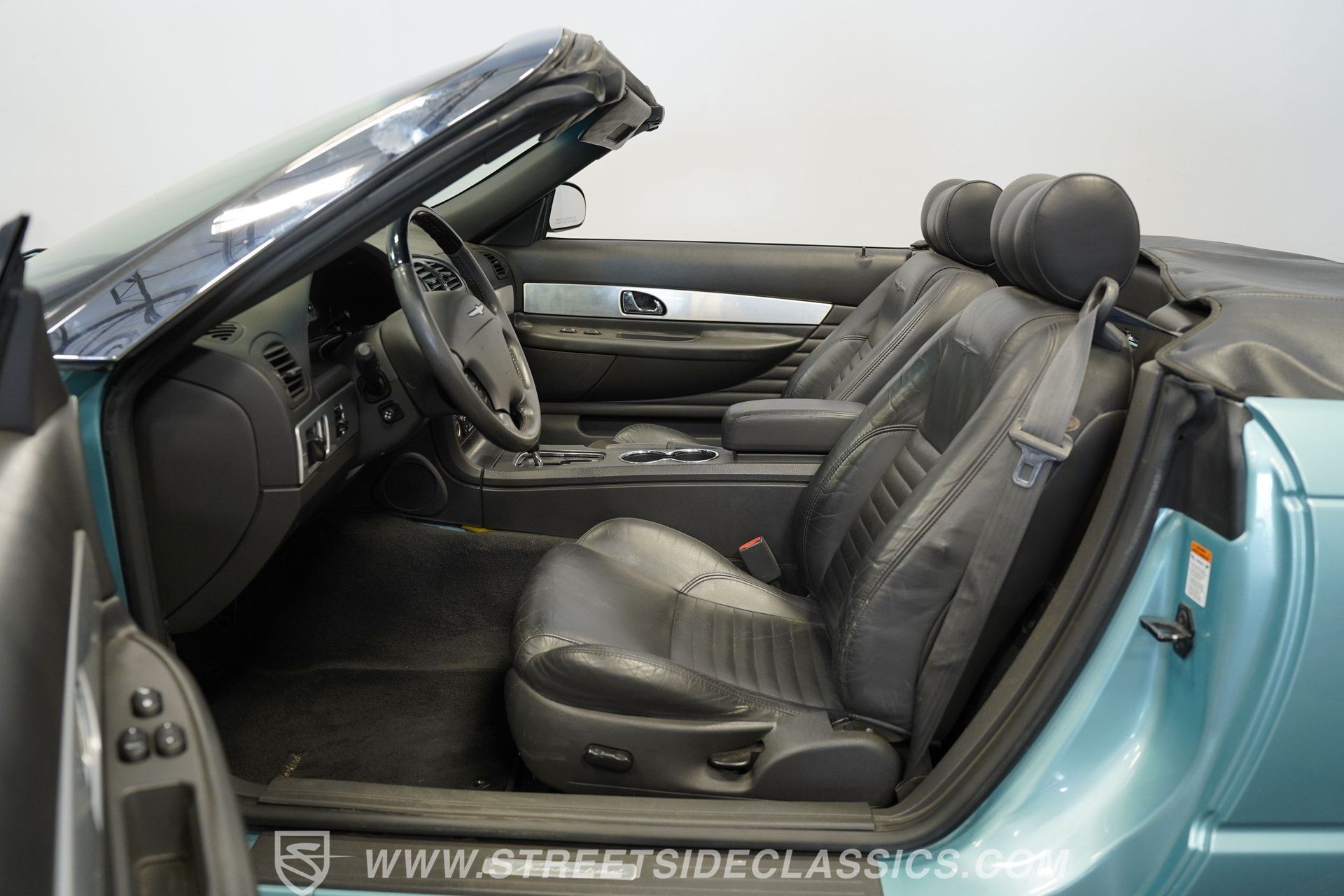 Used 2002 Ford Thunderbird RWD image 3