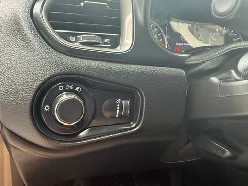Used 2023 Jeep Renegade Latitude AWD/4WD image 37