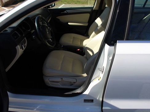 Used 2017 Volkswagen Jetta SE image 26