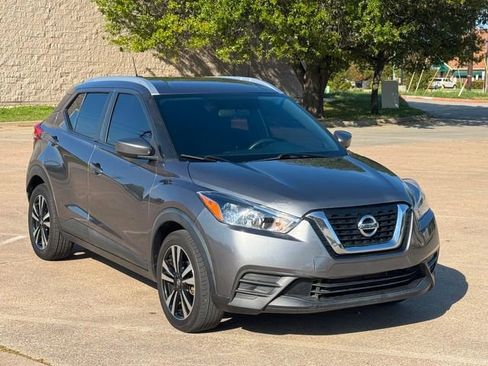 Used 2019 Nissan Kicks SV image 1