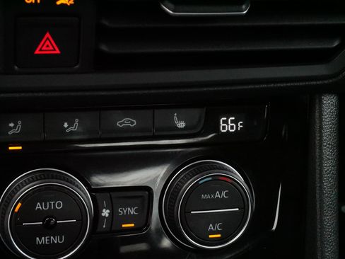 Certified 2022 Volkswagen Jetta SE w/ Panoramic Sunroof Package image 27