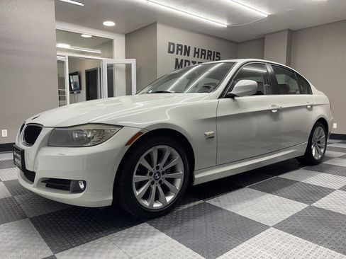 Used 2011 BMW 328i xDrive Sedan AWD/4WD image 2