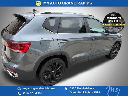 Used 2023 Volkswagen Taos SE w/ Panoramic Sunroof Package AWD/4WD image 7