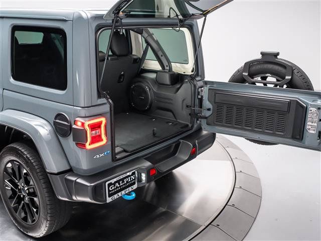 Used 2024 Jeep Wrangler Unlimited Sahara w/ Technology Group AWD/4WD image 35