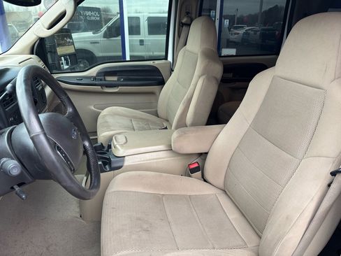 Used 2005 Ford Excursion XLT image 8