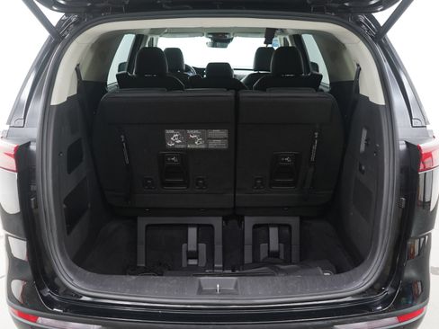 Used 2022 Kia Carnival EX image 19