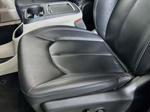Used 2024 Chrysler Pacifica Touring-L FWD image 18