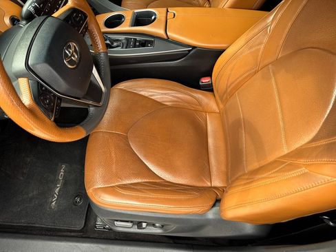 Used 2019 Toyota Avalon Limited image 12