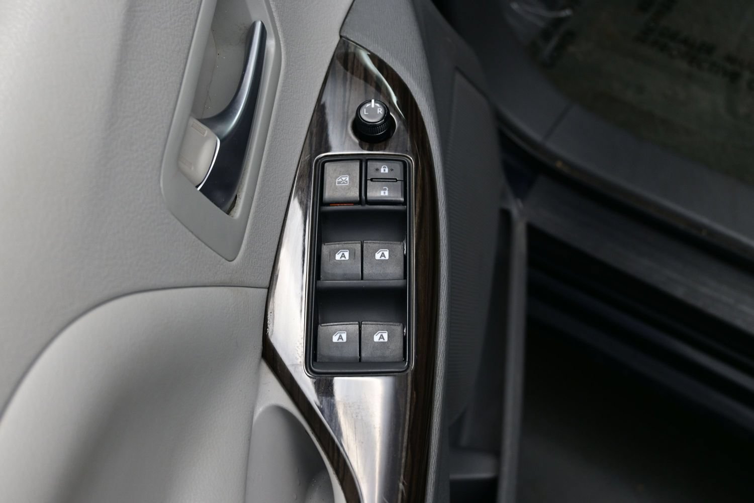 Used 2015 Toyota Sienna XLE w/ XLE Navigation Package FWD image 10
