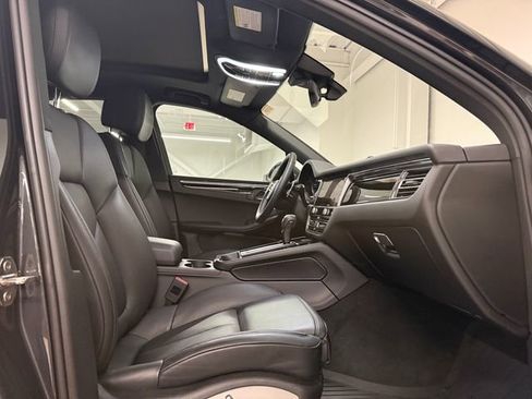 Certified 2025 Porsche Macan image 23