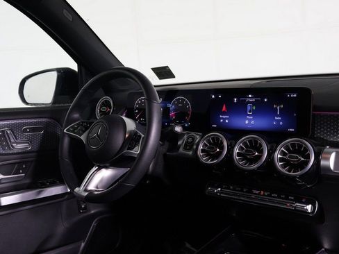Used 2025 Mercedes-Benz GLB 250 4MATIC image 25