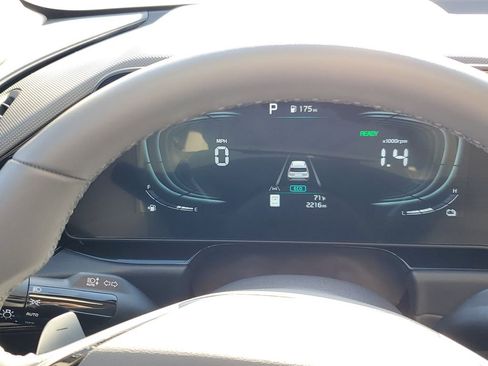 Used 2025 Kia Niro EX image 11