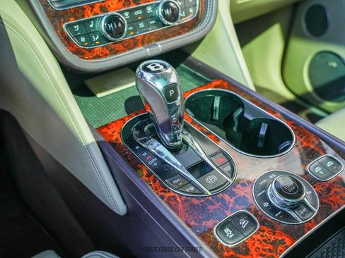 Used 2017 Bentley Bentayga image 32