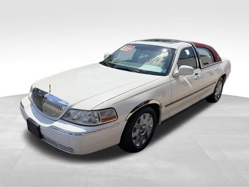 Used 2004 Lincoln Town Car Ultimate RWD image 20