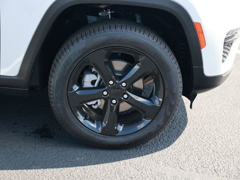New 2025 Jeep Grand Cherokee Limited w/ Black Appearance Package AWD/4WD image 8