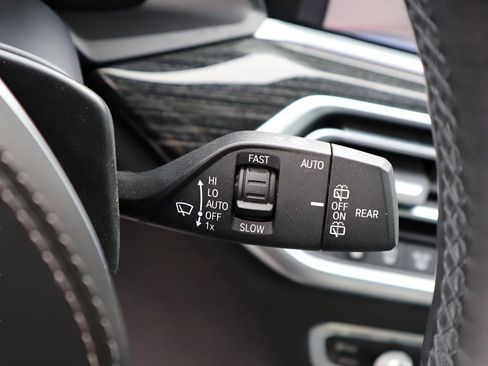 Used 2022 BMW X7 M50i w/ Dynamic Handling Package image 37