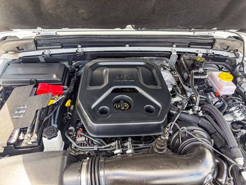 Used 2025 Jeep Wrangler Sahara image 26