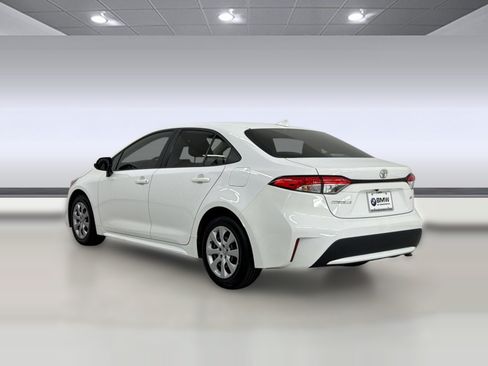 Used 2020 Toyota Corolla LE FWD image 3
