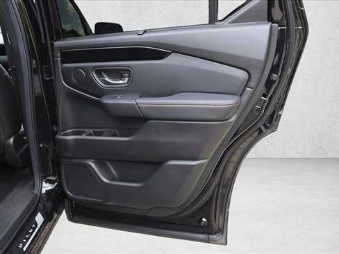 Used 2025 Honda Pilot TrailSport image 28