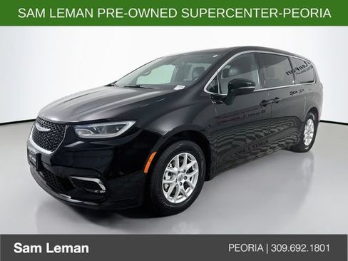 Used 2025 Chrysler Pacifica Select FWD image 3