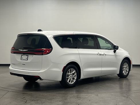 New 2026 Chrysler Pacifica Select image 8