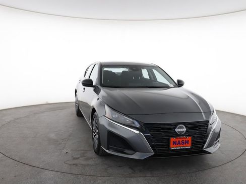 Used 2025 Nissan Altima 2.5 SV image 3