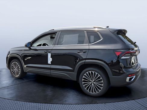 New 2026 Volkswagen Taos SE FWD image 4