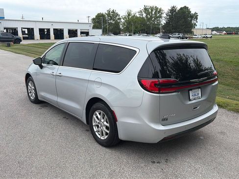 Used 2024 Chrysler Pacifica Touring-L FWD image 3