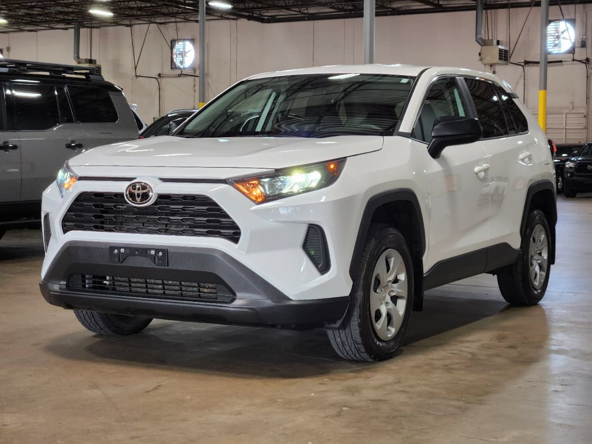 Used 2022 Toyota RAV4 LE FWD image 4