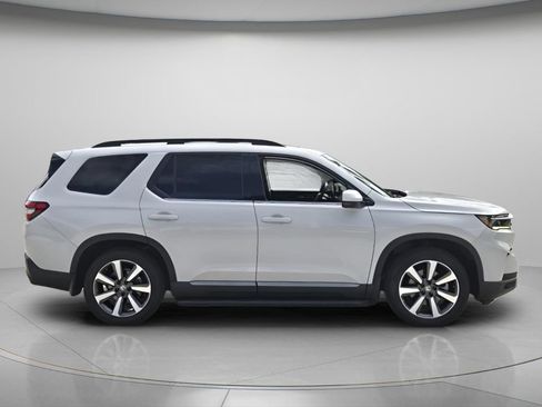 Certified 2025 Honda Pilot Touring image 3