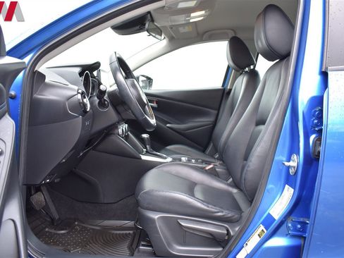 Used 2019 Toyota Yaris XLE image 10